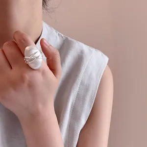 Bague statement argentée minimaliste en forme de galet avec lignes polies et brossées