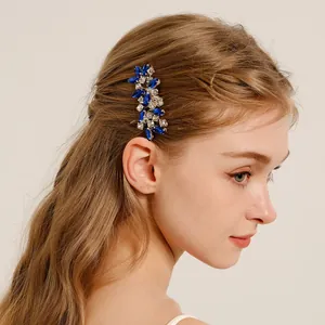 Vue détaillée d'un peigne à cheveux de mariée avec strass bleus et clairs sur modèle