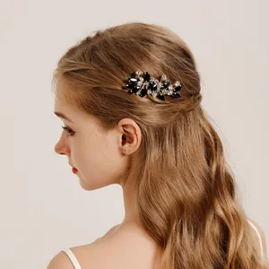 Détail d'un peigne à cheveux de mariée avec gemmes noires et cristaux sur cheveux