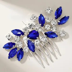 Détails de l'enroulement manuel de fils d'argent avec cristaux bleus et strass brillants
