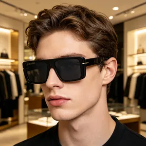 Gros plan sur lunettes de soleil carrées polarisées avec rivets fléchés en métal chic