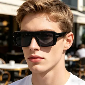 Détail de lunettes de soleil carrées polarisées avec accents métalliques sur monture
