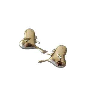 Boucles d'oreilles cœur liquide en lave dorée avec effet de fusion irrégulier