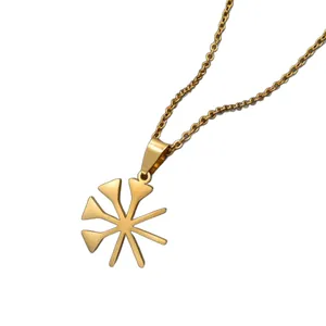 Vielseitige Titanstahl-Pulloverkette mit goldenem geometrischem Anhänger auf weißem Grund