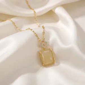 Collier élégant en titane doré avec pierre précieuse jaune rectangulaire et pendentif Ruyi