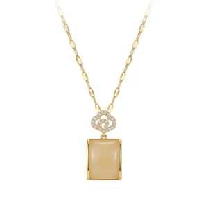 Collier élégant en acier titane doré avec pendentif rectangulaire en jade et zircons