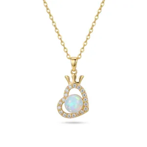Elegante collana cuore e corona in oro con ciondolo opale blu e decori in cristallo