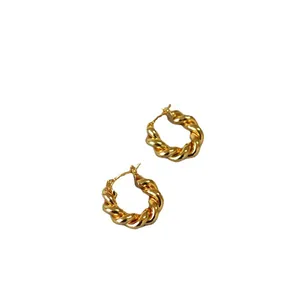 Boucles d'oreilles créoles torsadées dorées à l'or 18 carats avec motif tressé chic