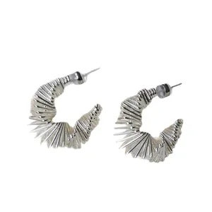 Boucles d'oreilles argentées en forme de C avec finition texturée et design creux de luxe