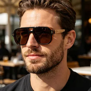 Gros plan de lunettes de soleil carrées polarisées avec branches dorées gravées