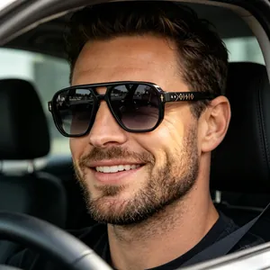Homme au volant avec lunettes de soleil polarisantes et détails dorés aux branches