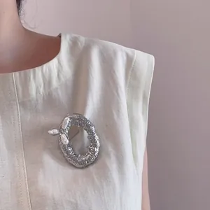 Broche Lettre en Métal Plaqué Or avec Perle d'Eau Douce Mode Élégante Épingles en Strass à Texture Martelée pour Femme Accessoires de Vêtements Automne Hiver