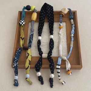 Boho zijden sjaal ketting met kleurrijke kralen, parels en artistiek stippenpatroon mode