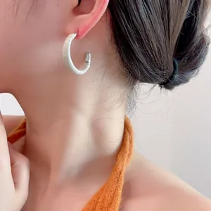 Créoles en C blanches modernes avec texture cuir peau de serpent et détails argentés