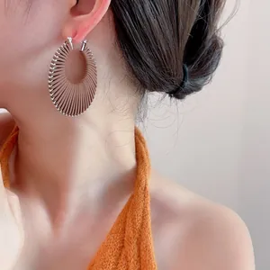 Boucles d'oreilles créoles tressées vintage avec cordon marron et perles argentées
