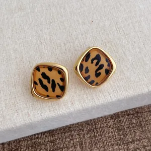 Vintage Goldquadrat Ohrstecker mit klassischem Leopardenmuster und glänzendem Harzfinish