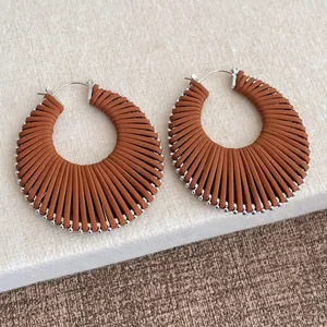 Détails de boucles d'oreilles bohèmes en forme d'éventail avec cordon marron et perles