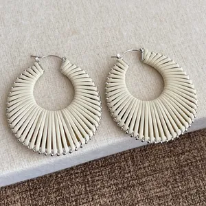 Boucles d'oreilles bohèmes tressées blanc cassé avec perles argentées et forme éventail
