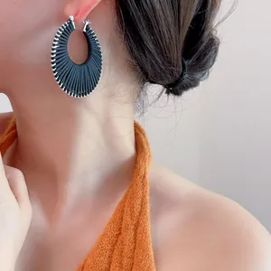 Vue macro montrant la texture tressée noire et les détails de perles argentées sur l'anneau