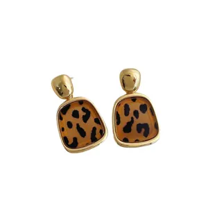 Retro-Ohrstecker mit Leopardenmuster und vergoldetem geometrischem Rechteck