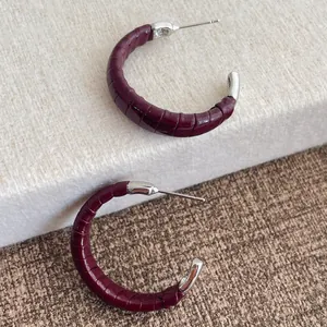 Boucles d'oreilles créoles en C avec cuir bordeaux à motif crocodile et base argentée