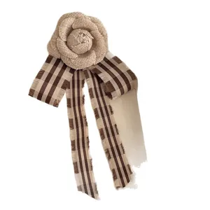 Spilla a forma di rosa in lino fatta a mano con nastri a righe in stile vintage inglese