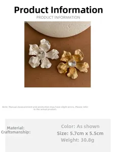 Dettaglio spillette a fiore oro e argento con dimensioni 5,7cm x 5,5cm e centro in cristallo