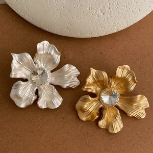 Elegante Spilla a Forma di Fiore in Lega con Strass per Donna Oro Argento Petali Testurizzati Spille Floreali per Abito Camicia Gioielli Regalo