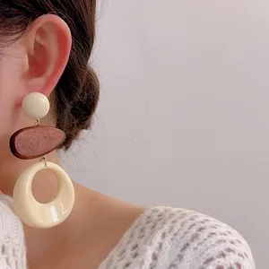 Pendientes geométricos retro de resina y madera con cuentas crema y aros redondos de resina
