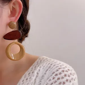 Pendientes étnicos de resina y madera con círculos geométricos en color caramelo
