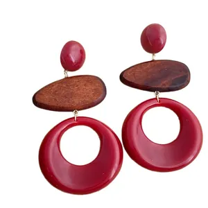 Pendientes retro con esferas de resina roja y anillos ovalados de madera natural