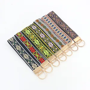 Detalle de set de llaveros bordados bohemios con patrones geométricos de estilo retro