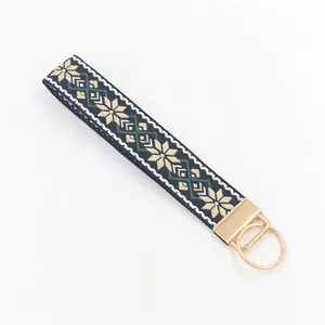 Llavero de pulsera tejido de estilo étnico con jacquard geométrico y aro de metal dorado