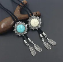 Details von Vintage-Bolo-Krawatten mit Türkis-Mitte und dekorativen Feder-Metallanhängern