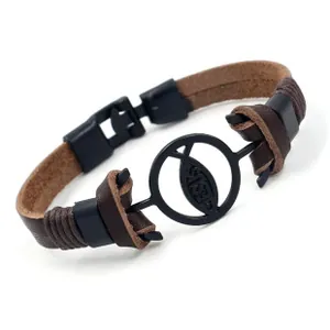 Detail eines braunen Lederarmbands mit schwarzem Jesus-Fisch-Anhänger und Gravur
