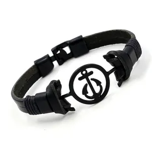 Makrodetail eines Herren-Lederarmbands in Schwarz mit mattem Anker-Zierelement