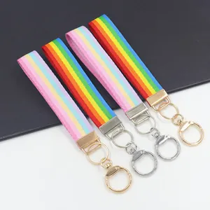 Détail de cordons tissés à la main avec motifs arc-en-ciel et anneaux en métal