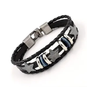 Détail du bracelet en cuir tressé vintage avec étoiles en métal et fermoir à pression