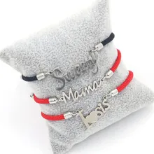 Pulseras de cuerda bordadas con etiquetas Sweeny, Mama y Sister en cojín gris