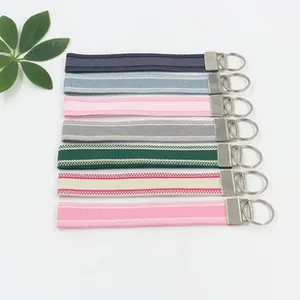 Vue détaillée de porte-clés jacquard colorés avec motifs ethniques de plumes de paon