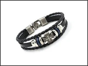 Détail macro du bracelet en cuir noir multicouche avec pendentif croix de fer vintage