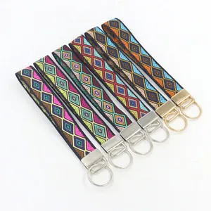Dettagli di portachiavi boho intrecciati con motivi geometrici e chiusure in metallo
