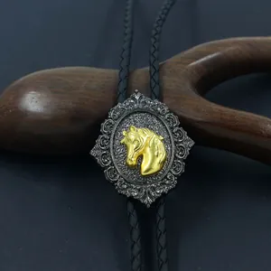 Makrodetail der Western Bolo Tie Schnalle mit goldenem Pferdekopf und Gravur