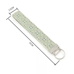 Détail du porte-clés tressé montrant les dimensions de 2,5 cm de large et 17 cm de long