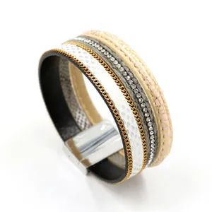 Detail van meerlaagse PU-leren armband met slangenpatroon en een magnetische sluiting
