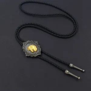 Detailaufnahme der Bolo-Krawatte mit goldenem Pferdekopf und schwarzem geflochtenem Leder