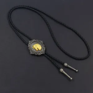 Detailaufnahme einer Vintage-Bolo-Krawatte mit goldenem Pferdekopf-Relief und Kordel