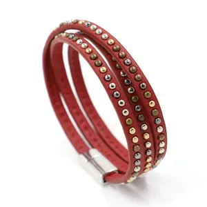 Detail van rode meerlaagse PU-lederen armband met metalen studs en een zilveren magneetsluiting
