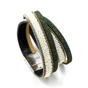 Detail van meerlaagse leren armband met donkergroene glitter en magnetische sluiting