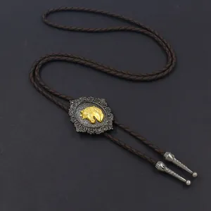 Detail einer Western-Bolo-Krawatte mit silberner Schnalle und goldenem Pferdekopf-Motiv